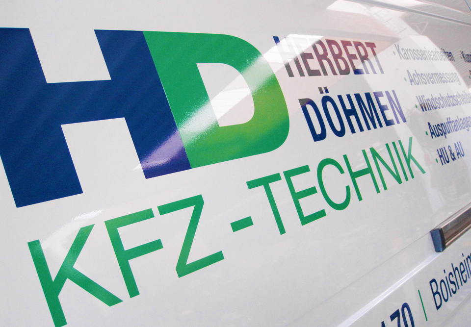 Beschriftetes Werkstattfahrzeug von Döhmen KFZ-Technik